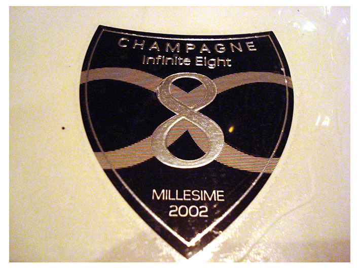 『インフィニット・エイト 2002（シャンパン）』のラベル